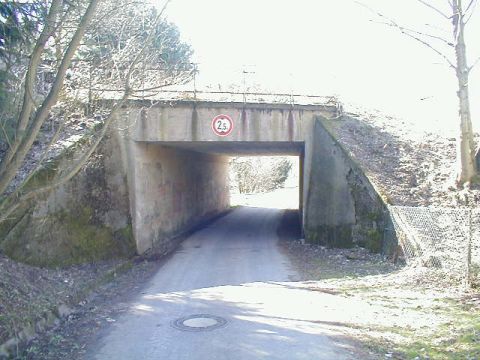Brcke ber ein Feldweg
