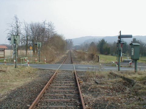 Bahnbergang hinter der Haltestelle Unterrieden