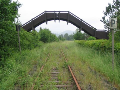 Brcke zwischen Schule und Sportplatz