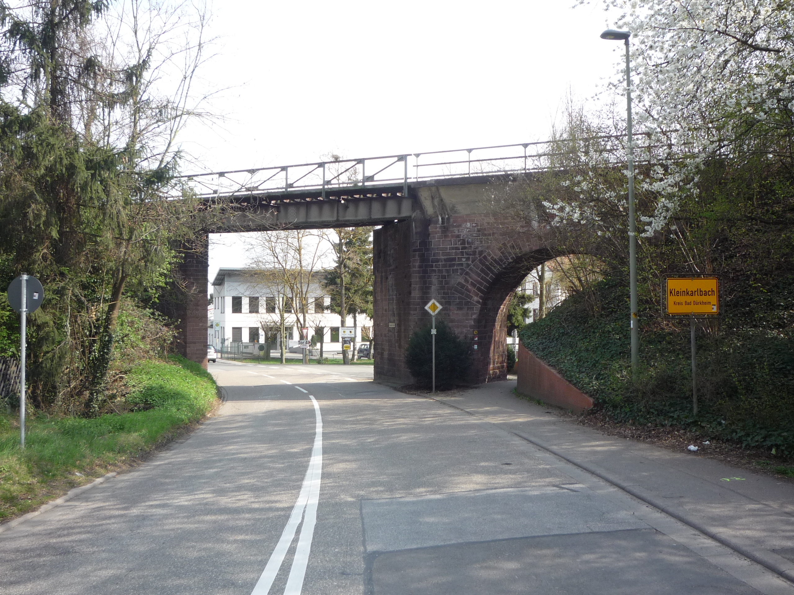 Brcke ber die Hauptstrae in Kleinkarlbach