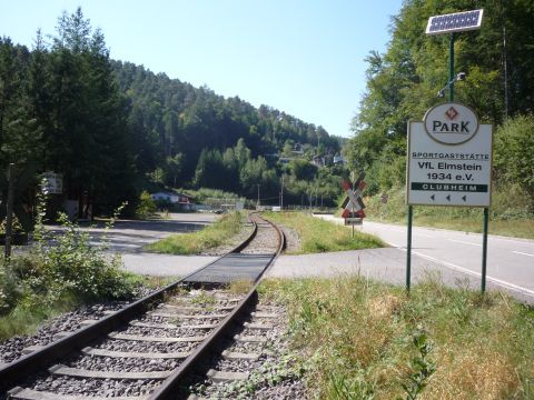 Bahnbergang ber die Strae zum Sportplatz