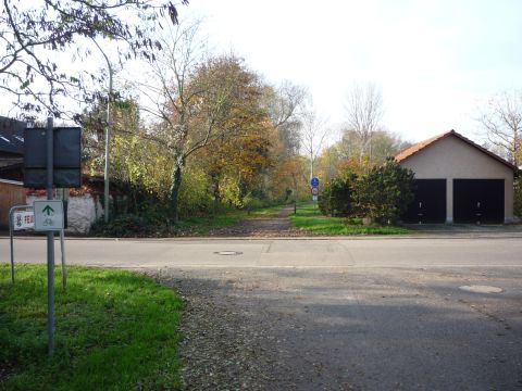 Bahnbergang ber die Strae nach Mhlhofen