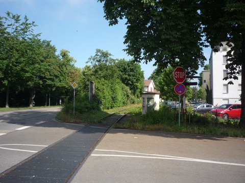 Bahnbergang ber die Strae Im Hafenbecken