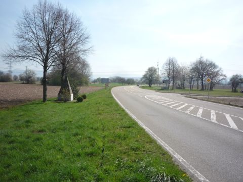 Ehemaliger Bahnbergang ber die Strae nach Kuppenheim