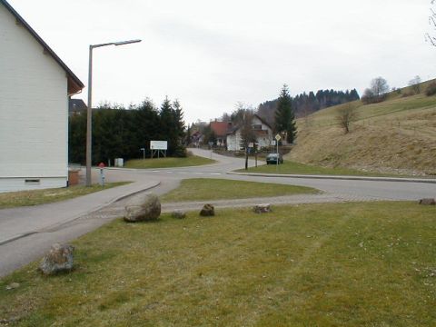 Ausfahrt aus Lenzkirch mit ehemaligem Bahnübergang