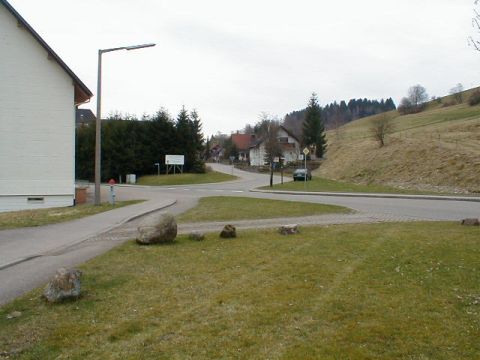 Ausfahrt aus Lenzkirch mit ehemaligem Bahnbergang