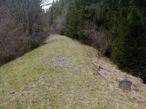 Bahndamm mit Kilometerstein