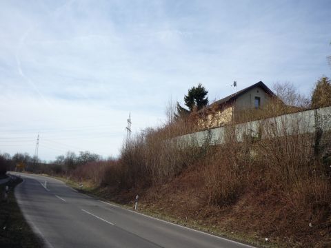 Ehemaliger Bahnbergang mit Bahnwrterhaus