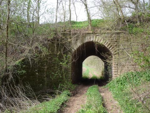 Brcke ber einen Feldweg