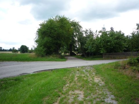 Ausfahrt aus Sattelbach mit  Bahnbergang