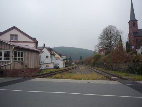 Bahnübergang hinter dem Bahnhof