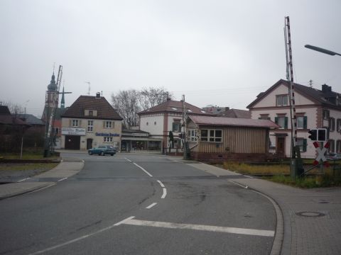 Bahnbergang hinter dem Bahnhof