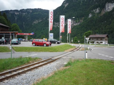 Bahnübergänge hinter dem Bahnhof