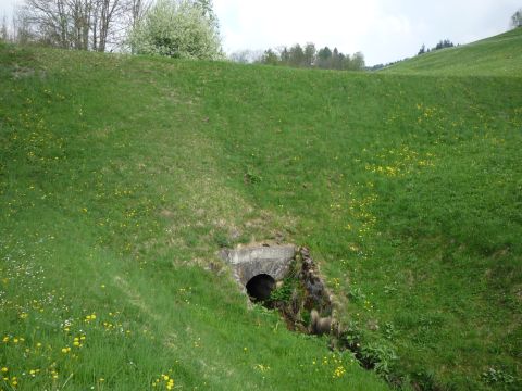 Damm mit Durchlass hinter Unterbach