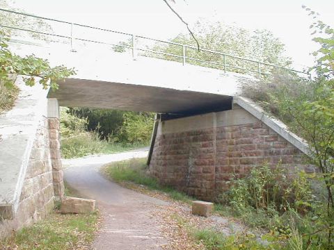 Brcke ber einen Weg von Hattorf nach Unterbreizbach