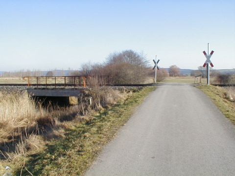 Brcke und Bahnbergang zwischen Untersuhl und Berka