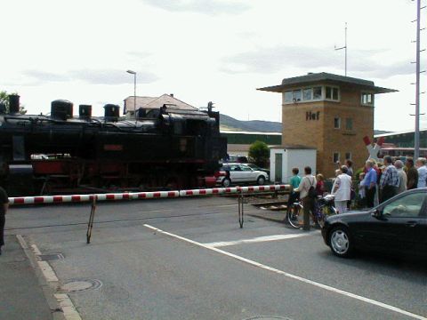 Bahnbergang ber die Strae In der Aue