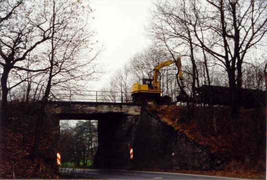 Straenbrcke beim Bahnhof Batten