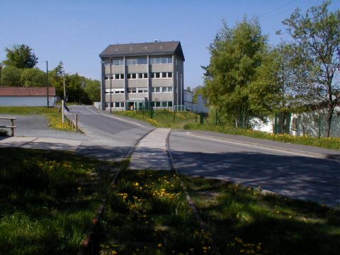 Bahnbergang vor der Firma Paul
