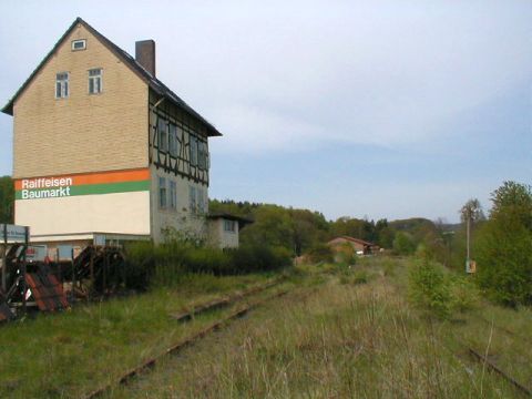 Bahnhof mit Ortsschikd