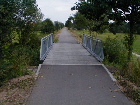 Grabenbrcke hinter dem Haltepunkt Bernshausen