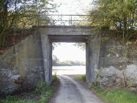 Brcke ber einen Feldweg
