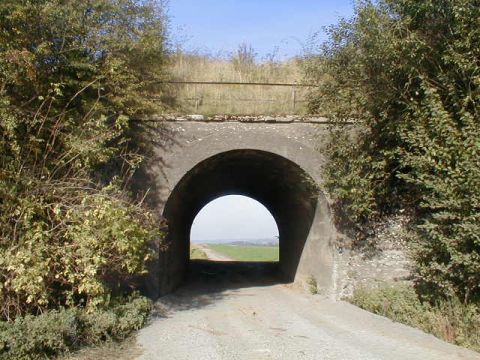 Brücke über einen Feldweg