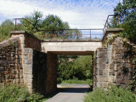 Straßenbrücke hinter dem Haltepunkt Oberjossa