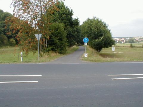 Bahnbergang ber die Strae nach Fraurombach