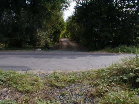 Bahnbergang hinter dem Bahnhof Niederjossa