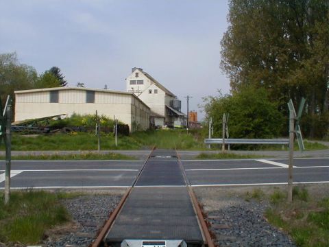 Bahnübergang zwischen Bahnhof und Lagerhaus