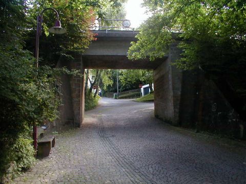 Brcke ber die Strae In der Rose