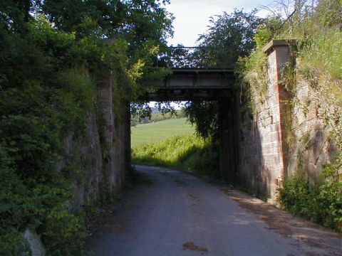 Brcke ber einen Feldweg