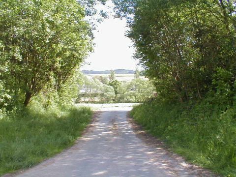 Ehemalige Brcke ber einen Feldweg