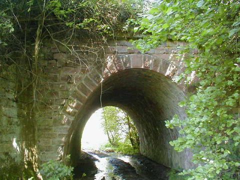 Brcke ber einen Feldweg