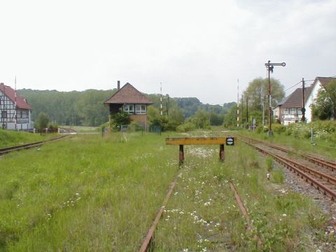 Ausfahrt mit Bahnbergang