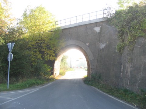 Straenbrcke bei der Bahnlinie