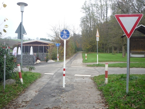 Bahnübergang über die Straße zum Hohenhardterhof