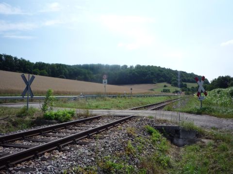 Bahnbergang ber einen Feldweg