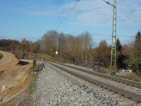 Brcke ber einen Feldweg