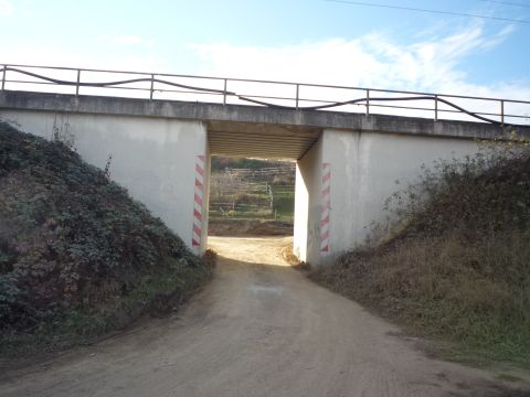 Brcke ber einen Feldweg