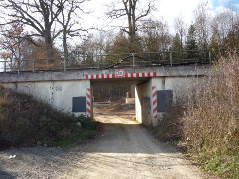 Brcke ber einen Feldweg