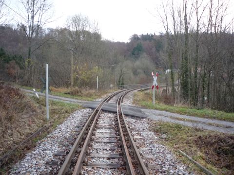 Bahnübergang vor dem Strümpfelbach-Viadukt