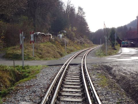 Bahnübergang vor dem Strümpfelbach-Viadukt