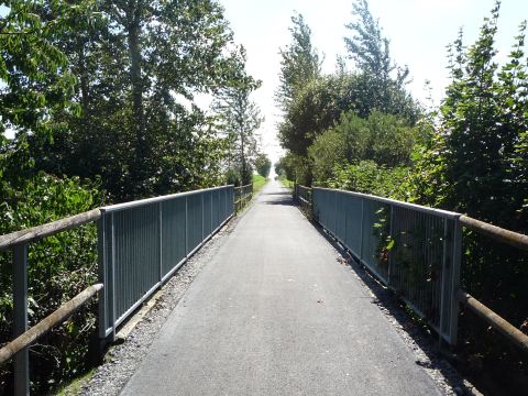 Brücke über einen Feldweg