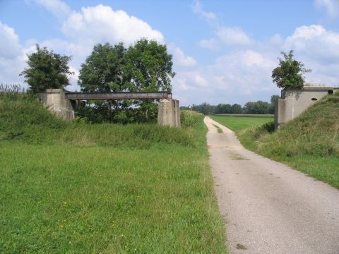 Brcke ber einen Feldweg