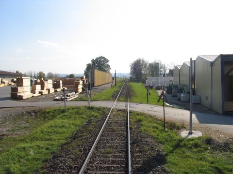 Bahnbergang vor dem Bahnhof Asch-Leeder