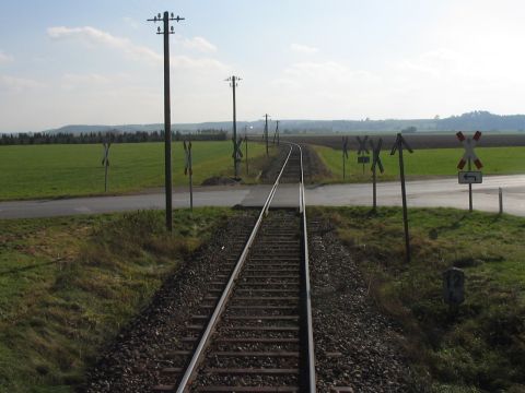 Bahnbergang hinter dem Bahnhof Asch-Leeder
