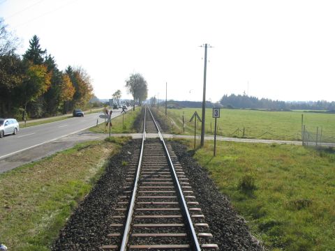 Bahnbergang ber die Strae nach Friedheim