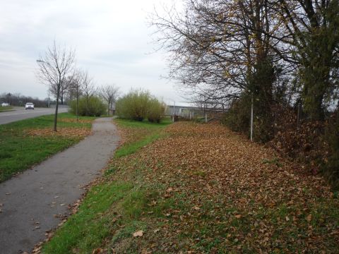 Abzweig zum Flugplatz und zur Firma Beutler